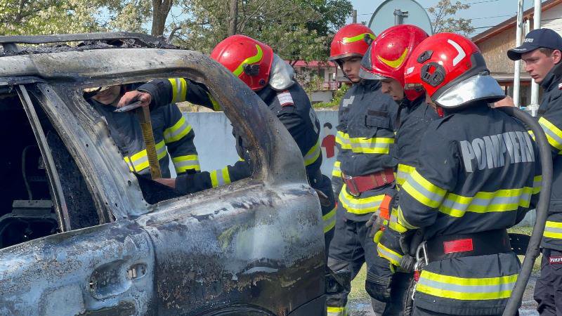 Mașină cuprinsă de flăcări în timpul mersului. Pompierii au intervenit pentru stingere - FOTO