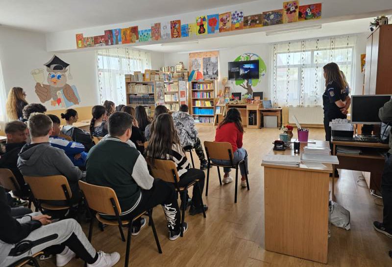 Poliţiştii botoşăneni alături de elevii liceului Ștefan Luchian Ștefăneşti pentru prevenirea victimizării acestora - FOTO