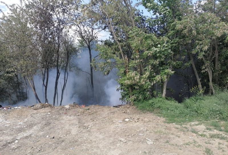 Aproximativ 50 de tone de deșeuri plastice, menajere și vegetale au ars în comuna Hudești