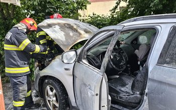 Autoturism cuprins de flăcări pe …