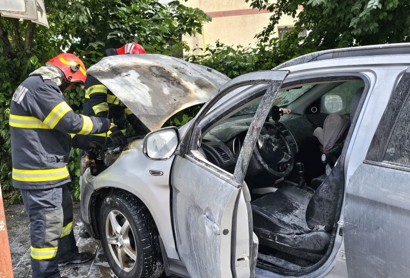 Autoturism cuprins de flăcări pe o stradă din Botoșani