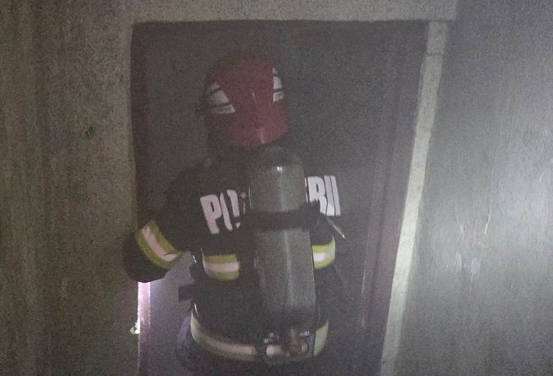 Panică într-o scară de bloc din Botoșani. Un incendiu a izbucnit la subsol - FOTO