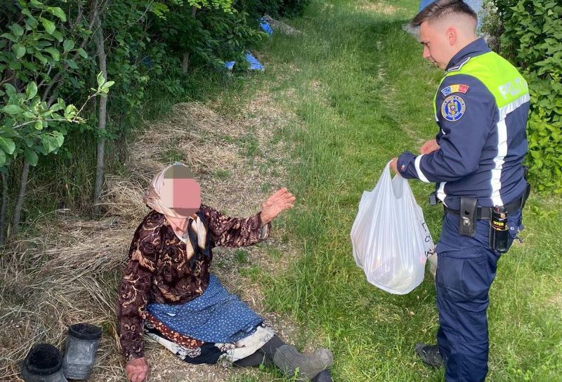 Gest de omenie făcut de doi polițiști pentru o bătrână din județ