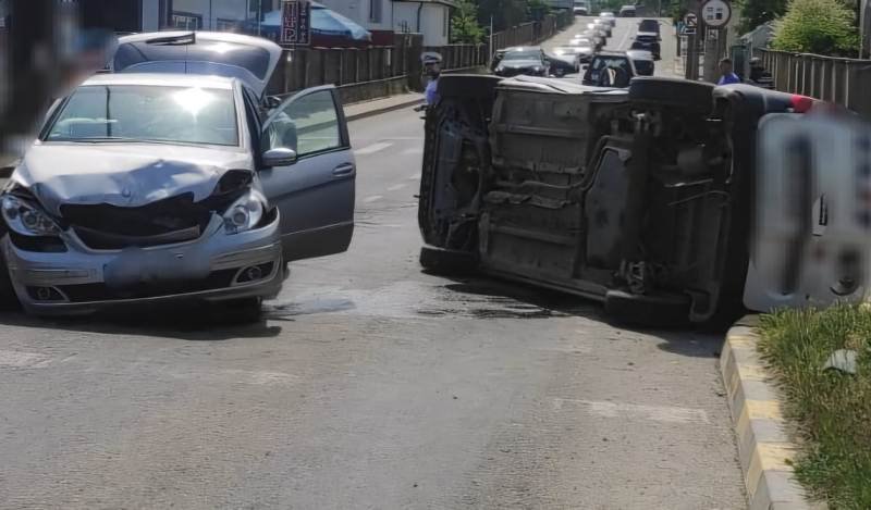 Persoană rănită în urma unui accident rutier produs pe strada Petru Rareș - FOTO