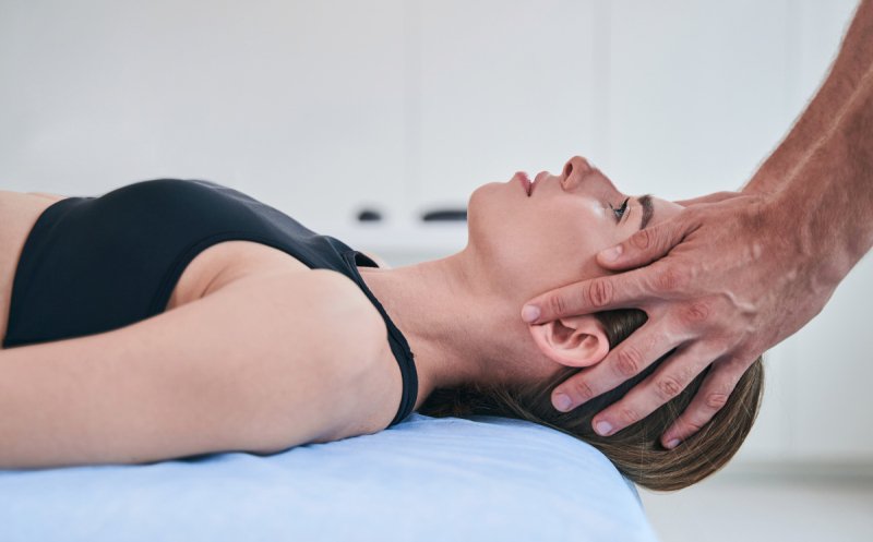 Fizioterapia poate diminua semnificativ durerea de cap