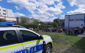 Polițiștii alături de copiii unei …