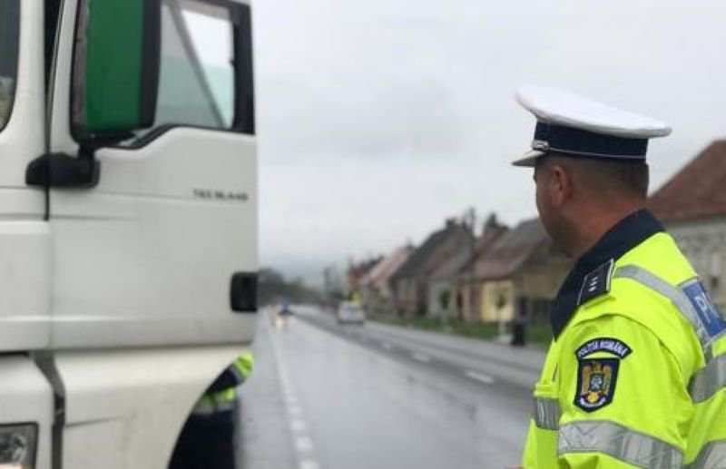 Transportatori de mărfuri și persoane verificați de polițiști