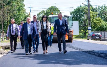 Covor asfaltic nou pe drumul …