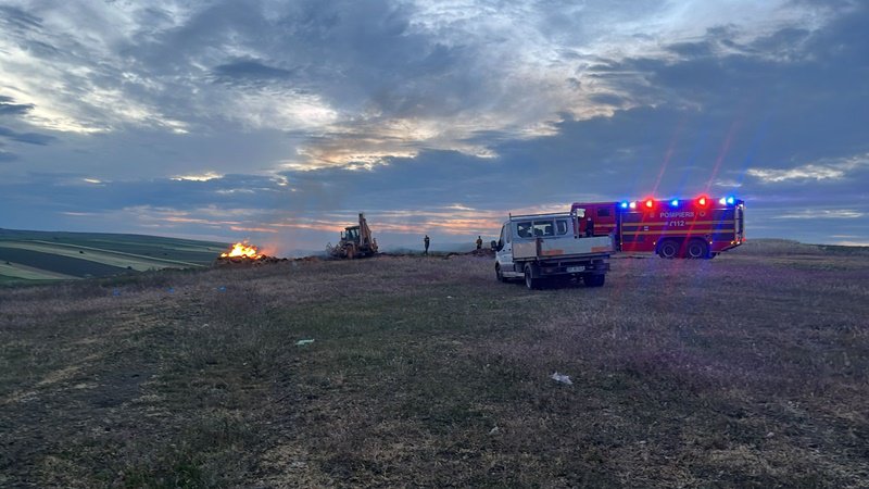 Incendiu de vegetație uscată și deșeuri menajere la Tătărășeni și Silișcani