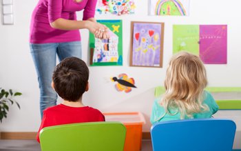 Începe înscrierea la creşă sau …