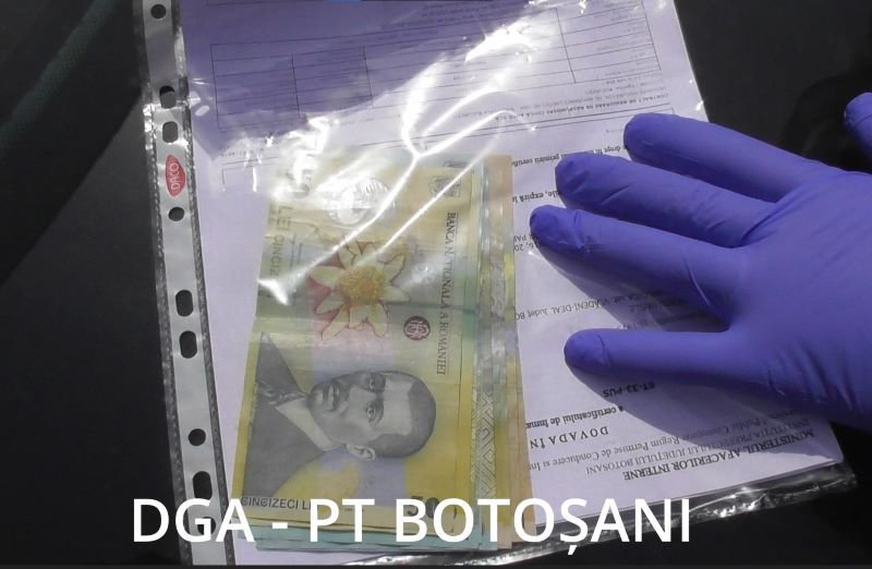 Șofer cercetat după ce a încercat să ofere mită unor polițiști din Botoșani - FOTO