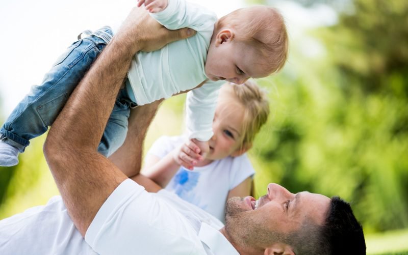 Mai multe zile de concediu pentru tați. Legea a fost adoptată