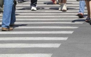 Bărbat care traversa neregulamentar amendat …