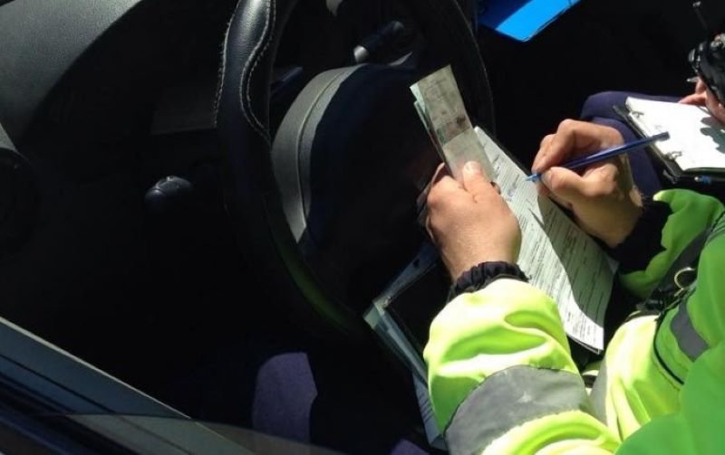 Tânăr reținut pentru 24 de ore după ce a condus beat și fără permis