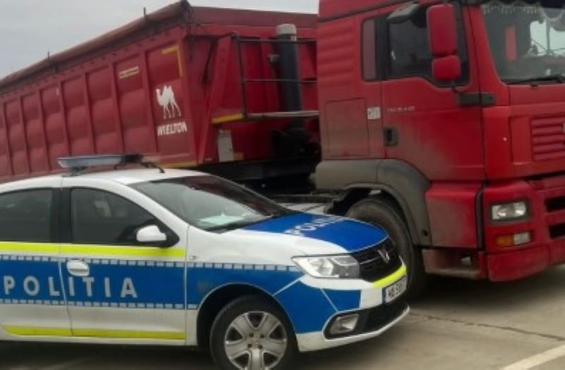 Sancțiune de 12.000 de lei și tir imobilizat de polițiști pentru o cartelă tahograf a unei alte persoane