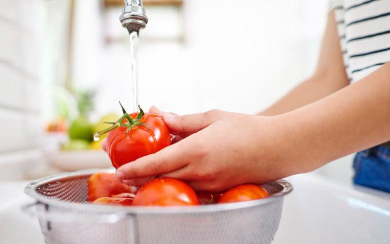 Trucul prin care poți elimina pesticidele de pe fructe și legume. Ai nevoie de un singur ingredient