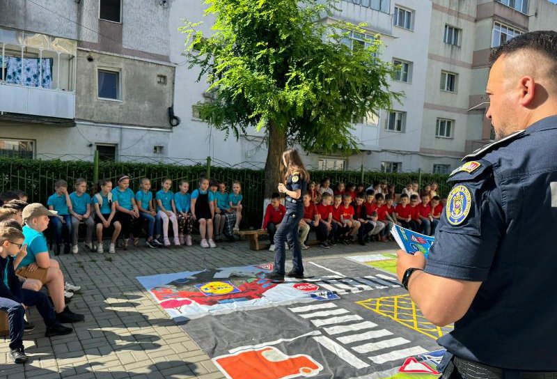Surpriză pentru școlarii unei școli din municipiul Botoșani, realizată de polițiști - FOTO