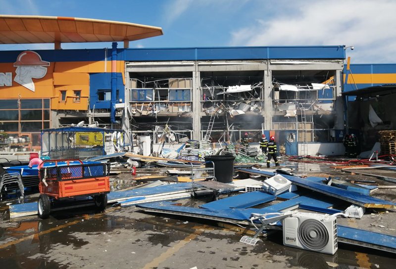 Explozie puternică urmată de incendiu la magazinul Dedeman din Botoșani Autoritățile au activat Planul Roșu de intervenție - FOTO