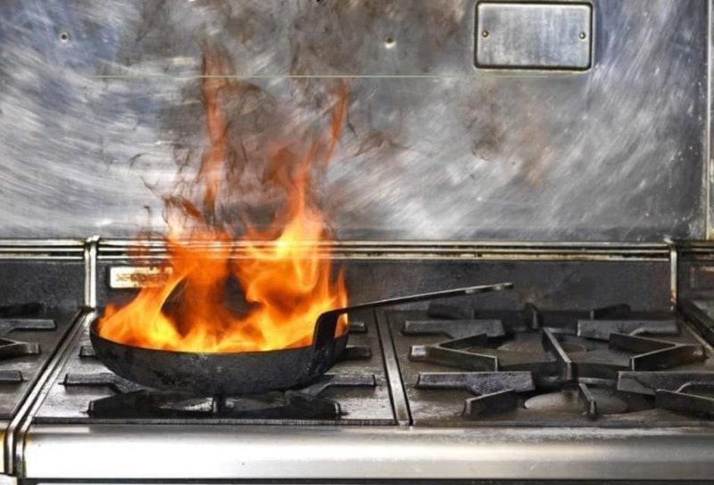 Un copil de 10 ani, singur acasă, și-a alertat vecinii după ce o oală cu mâncare a fost uitată pe foc