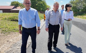 Asfalt turnat pe drumul județean …