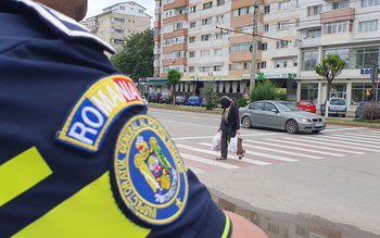 Polițiștii supraveghează traficul rutier pentru …