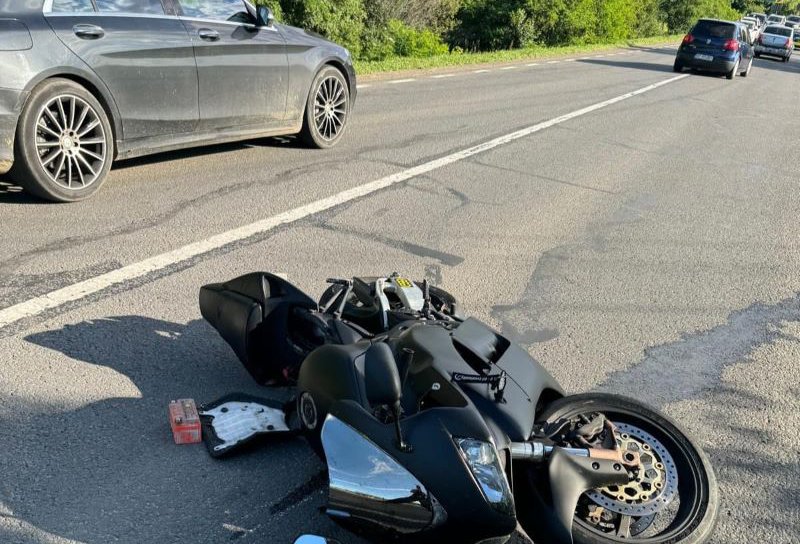 Accident grav! Un bărbat a decedat și două femei au ajuns la spital după impactul dintre o motocicletă și o mașină
