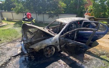 Mașină parcată într-o gospodărie cuprinsă …