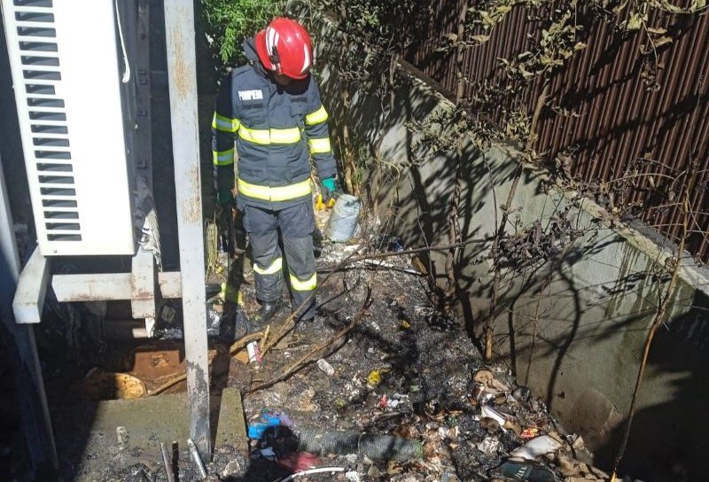 Complex comercial din Botoșani salvat de pompieri din cauza unui incendiu pornit de la gunoiul menajer - FOTO