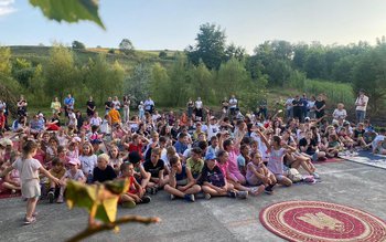 Tabăra din tinda bisericii „Învierea …