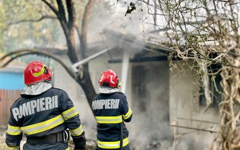 Copaci rupți și casă aprinsă …