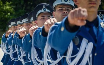 VREI SĂ URMEZI O CARIERĂ …