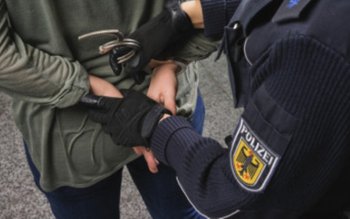 Patru persoane reținute de polițiștii …