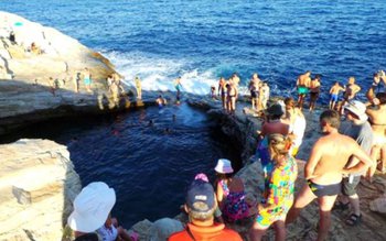 Român de 22 de ani, …