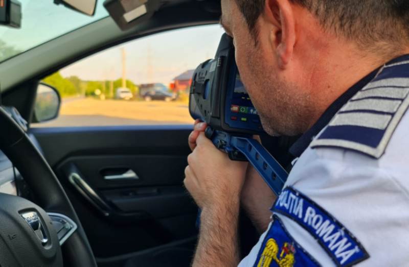 Peste 30 de șoferi surprinși de aparatul radar circulând cu viteză excesivă