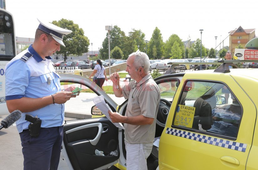 Acțiune a polițiștilor rutieri pentru verificarea legalității transportului în regim „taxi”