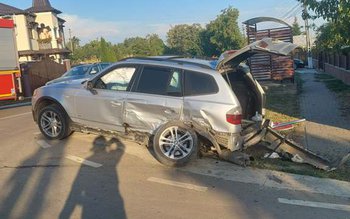 Coliziune între două mașini la …