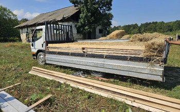 Material lemnos fără acte ascuns …