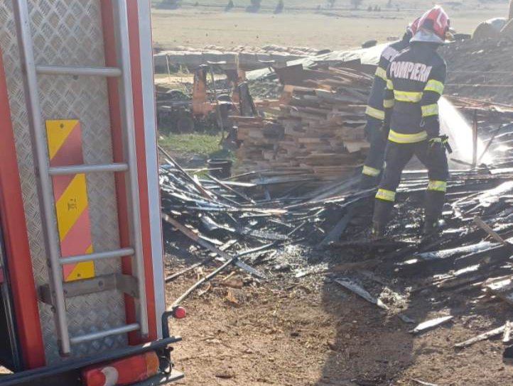 Incendiu într-o fermă de animale din județ. Au ars patru metri cubi de cherestea