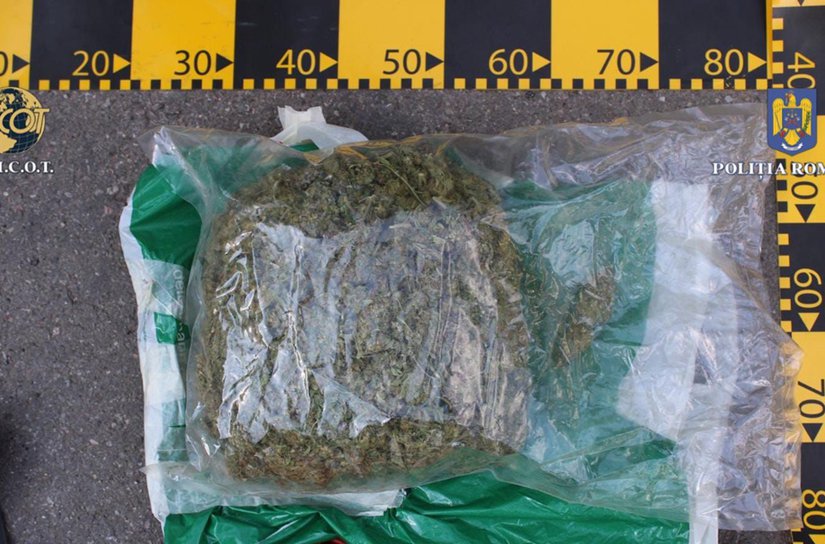 Depistat în flagrant delict, de către polițiști, cu peste 1 kg de canabis - FOTO