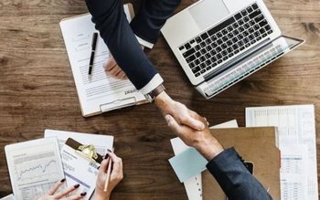 Peste 80 de persoane au …