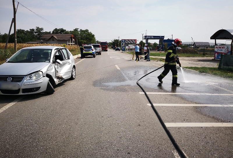 Două mașini implicate într-un accident pe un drum din județ. Două persoane au avut nevoie de îngriiri medicale - FOTO