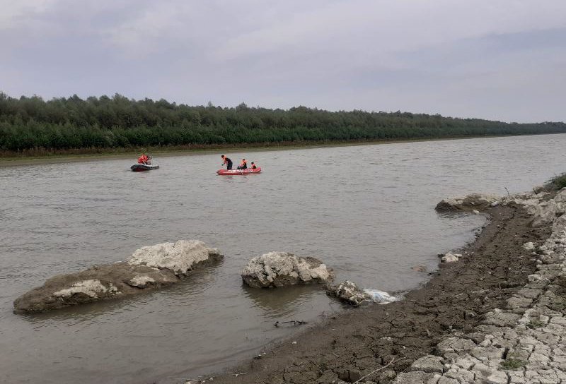 Bărbat de 64 de ani dispărut în apele râului Prut. Pompierii îl caută cu scafandrii - FOTO