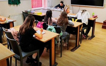 Elevii care învață în schimburi: …