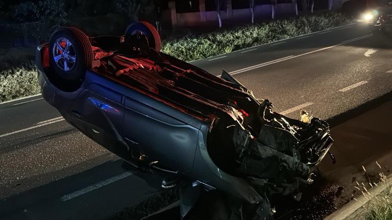 Două persoane au avut nevoie de îngrijiri medicale după ce s-au răsturnat cu mașina - FOTO