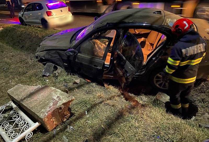 Tânăr ajuns la spital după ce mașina pe care o conducea a fost implicată într-un accident