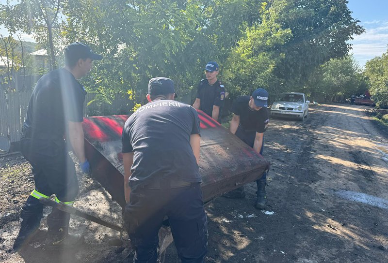 Pompierii botoșăneni alături de oamenii din localitatea Slobozia Conachi, județul Galați - FOTO