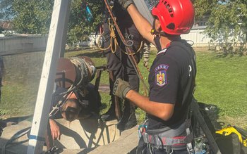 Femeie salvată de pompieri dintr-o …