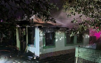 Casă cuprinsă de flăcări din …