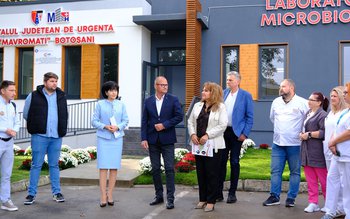 Laborator de microbiologie modern, recepționat …