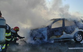 Mașină cuprinsă de flăcări în …